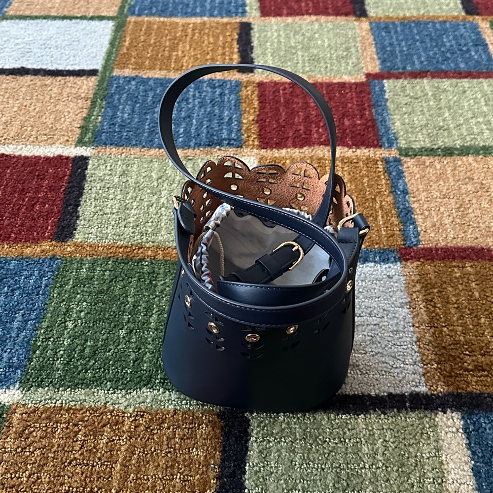 Stella and dot open navy bucket bag